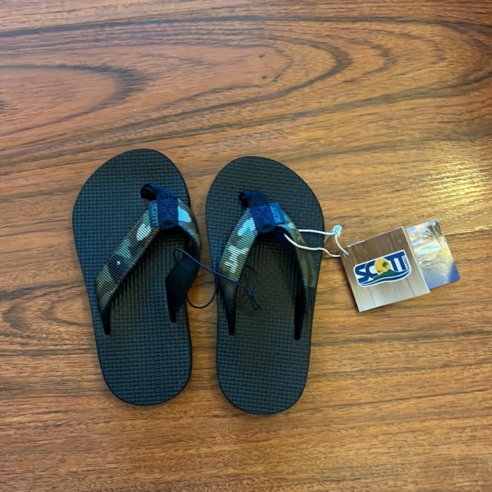 NWT Scott’s toddler Camo Slippers/flip flops